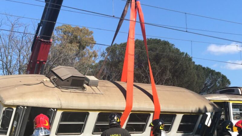 Roma, Casilina, incidente ferroviario tra un tram e un’autocisterna contenente gasolio