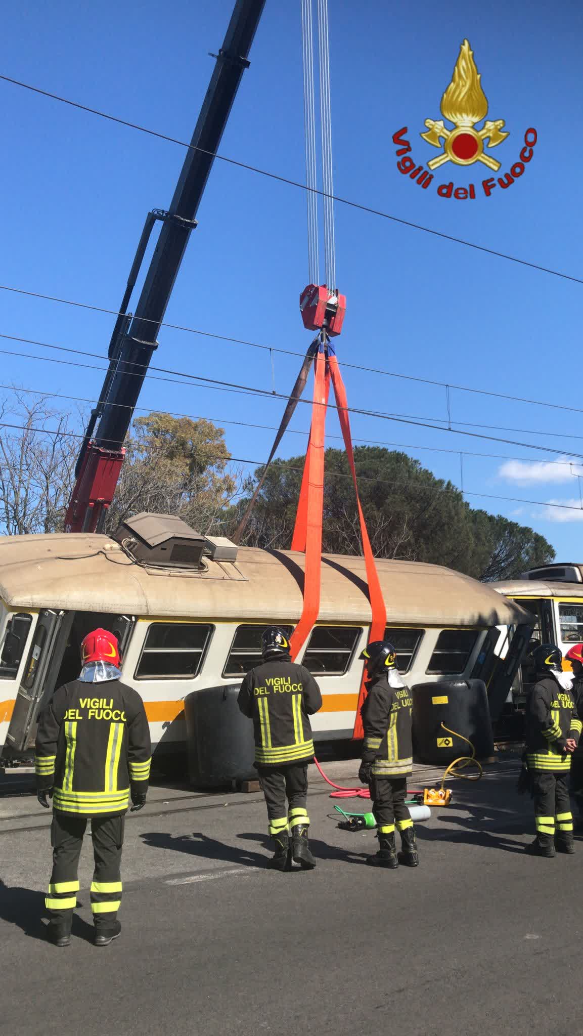 Roma, Casilina, incidente ferroviario tra un tram e un’autocisterna contenente gasolio