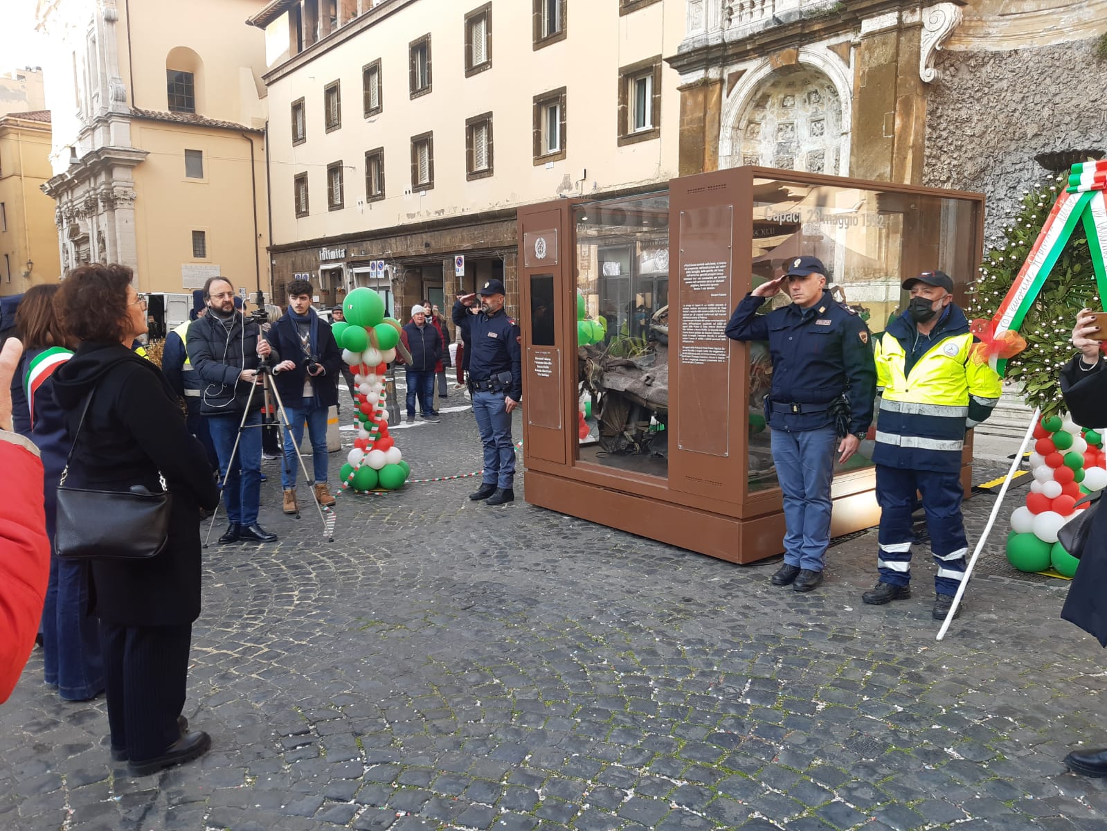 Frascati accoglie la macchina del giudice Falcone in Piazza San Pietro. Presenti tutte le autorità