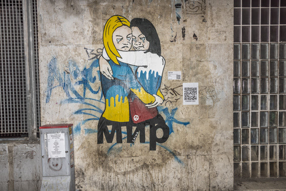 Roma, la street artist Laika dedica l’8 marzo alle donne ucraine e russe