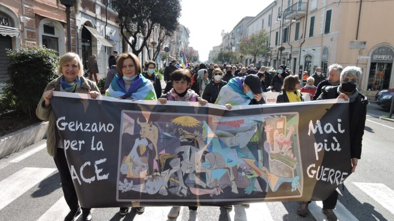 Genzano, partita la marcia della Pace da piazza Frasconi a Castel Gandolfo, tanti alla partenza. Previsti circa duemila partecipanti