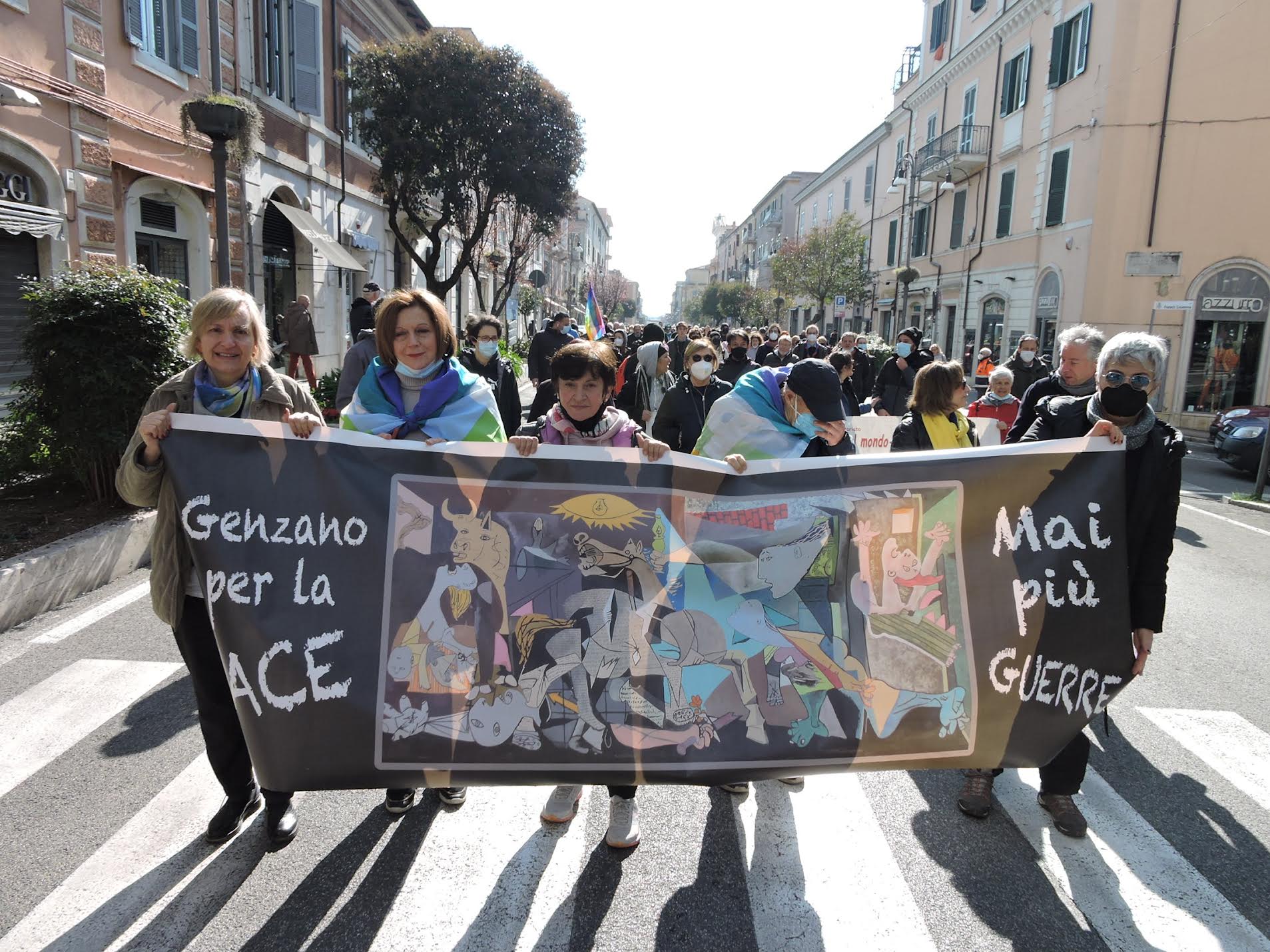 Genzano, partita la marcia della Pace da piazza Frasconi a Castel Gandolfo, tanti alla partenza. Previsti circa duemila partecipanti