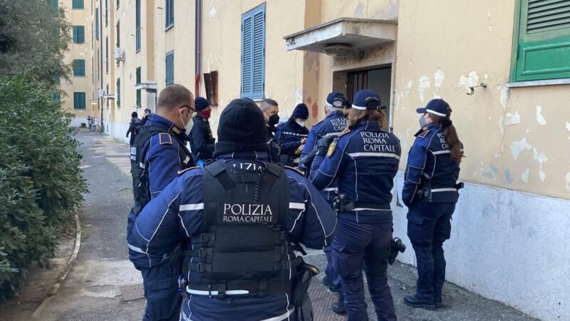 San Basilio, operazioni legalità in corso da parte della Polizia Locale di Roma Capitale. Questa mattina nuovo intervento per il recupero di alloggi occupati abusivamente