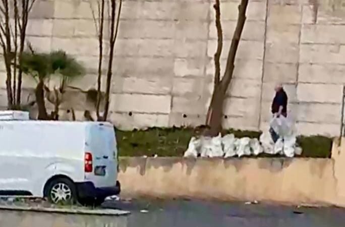 Roma, sorpreso dalla Polizia Locale mentre tentava di occultare i rifiuti in un fosso. Due le persone denunciate