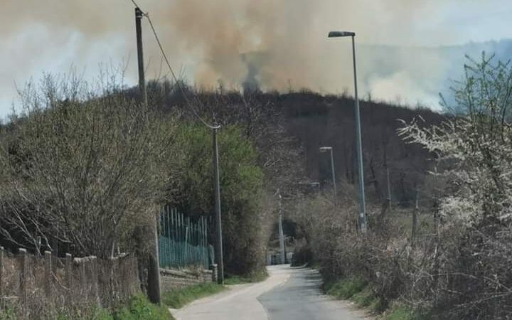 Rocca di Papa, incendio Monte Vescovo: intervento della polizia locale guardia parco, pompieri e protezione civile