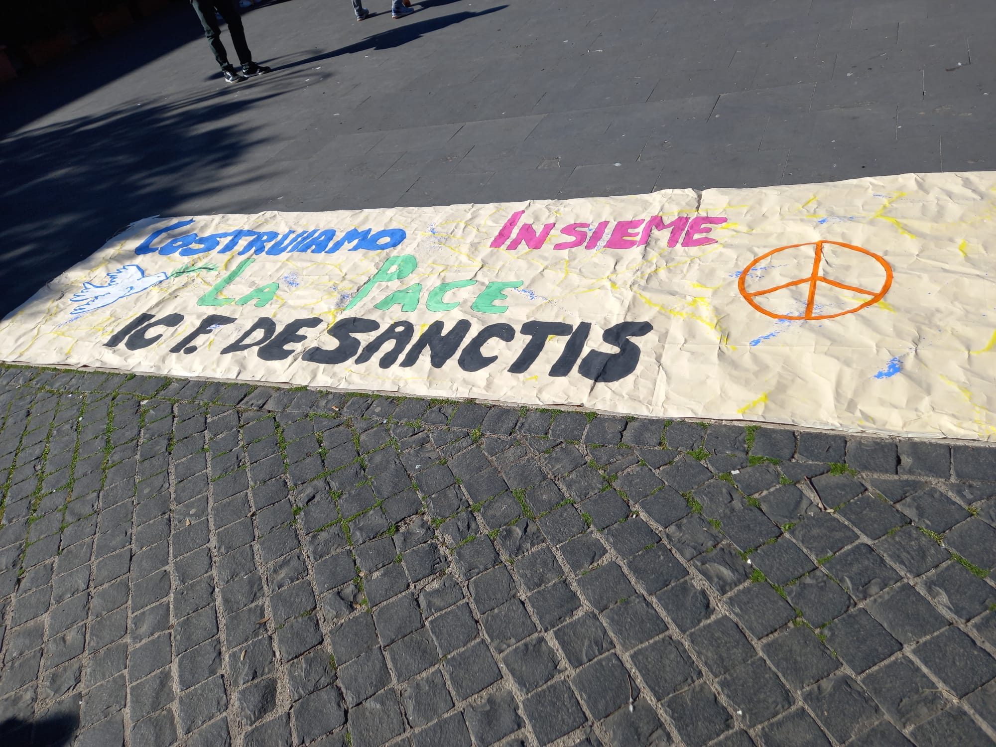 Genzano, gli studenti della scuole media De Sactis in piazza contro la guerra