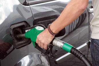 Carburante, benzina sale e gasolio cala: prezzi oggi in Italia