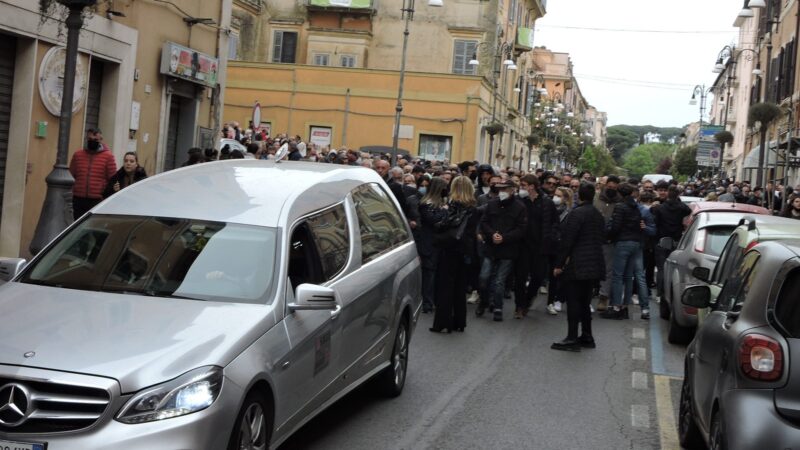 Genzano, in centinaia per l’ultimo saluto a Stefano “Tittò”, ristoratore deceduto a soli 61 anni