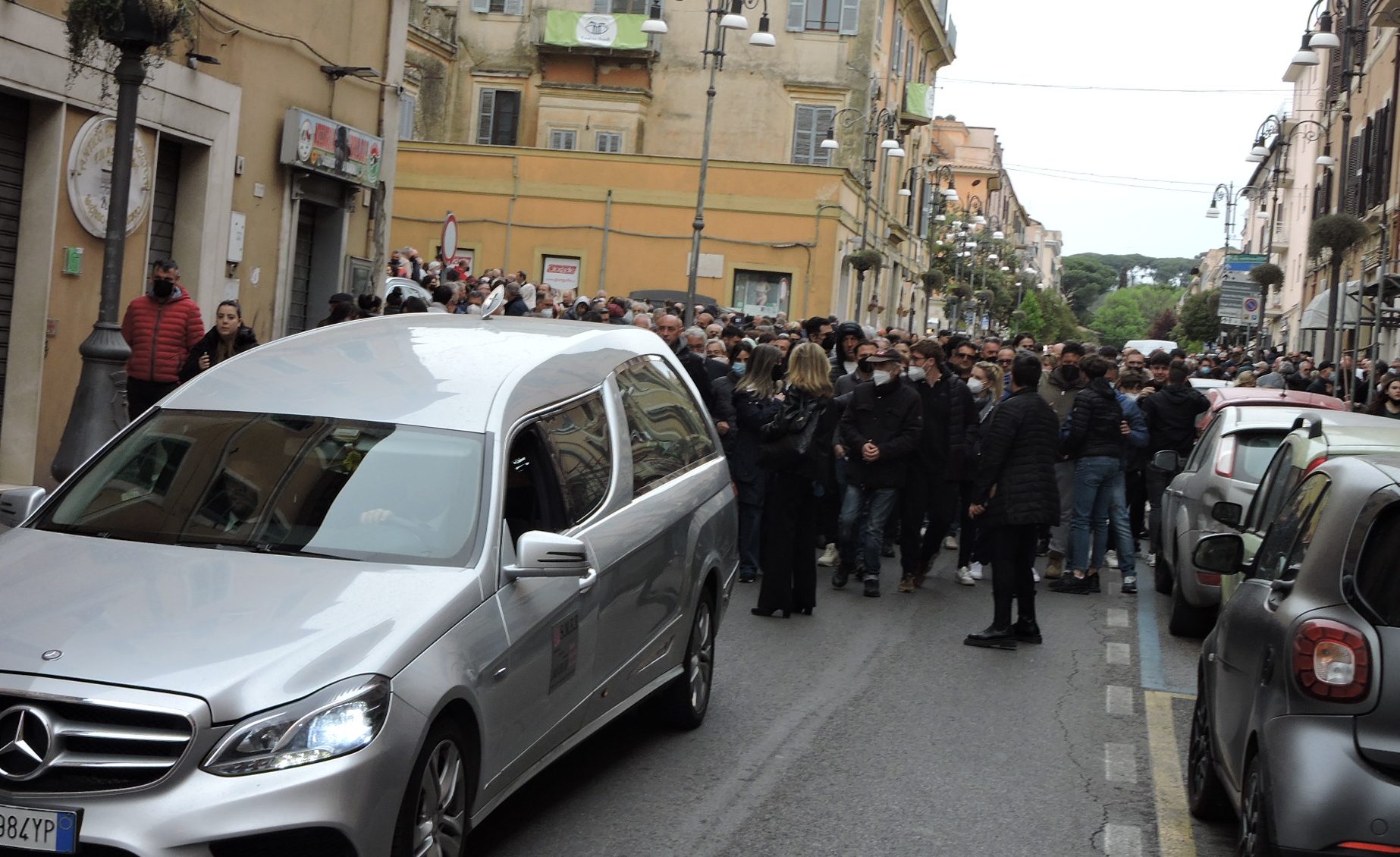 Genzano, in centinaia per l’ultimo saluto a Stefano “Tittò”, ristoratore deceduto a soli 61 anni