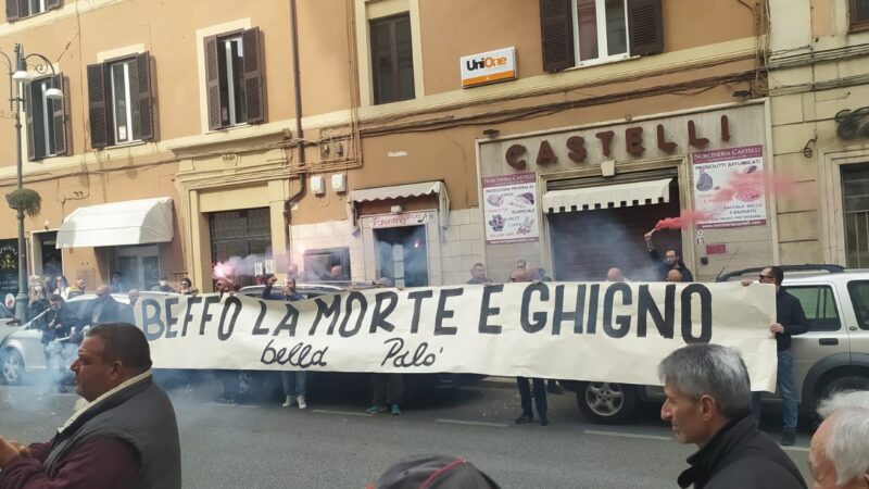 Genzano, in tanti per l’ultimo saluto a Luca Servadio, con striscioni e fumogeni