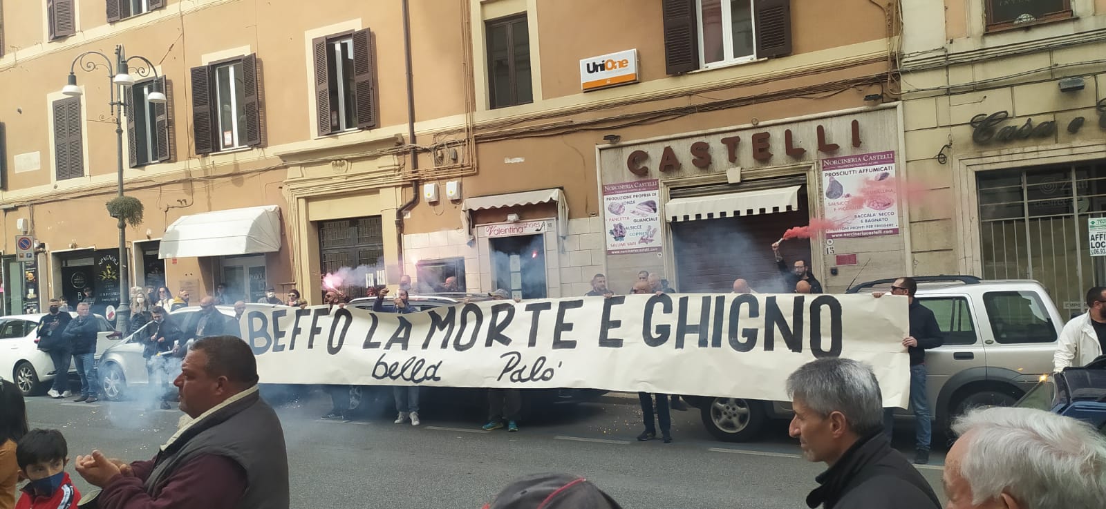 Genzano, in tanti per l’ultimo saluto a Luca Servadio, con striscioni e fumogeni