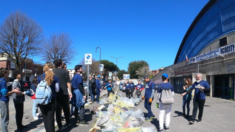 Genzano, i volontari di Plastic free e della Pro Loco raccolgono circa 60 buste di plastica e rifiuti