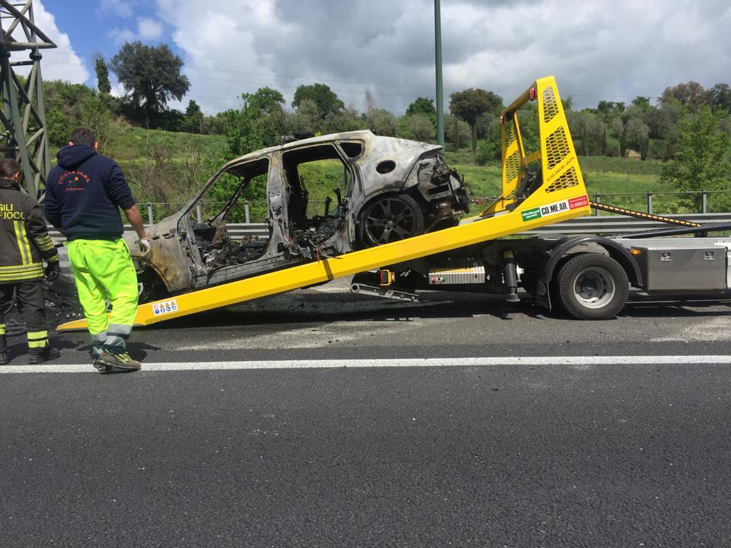 Roma, auto va a fuoco sul raccordo. Nessun ferito