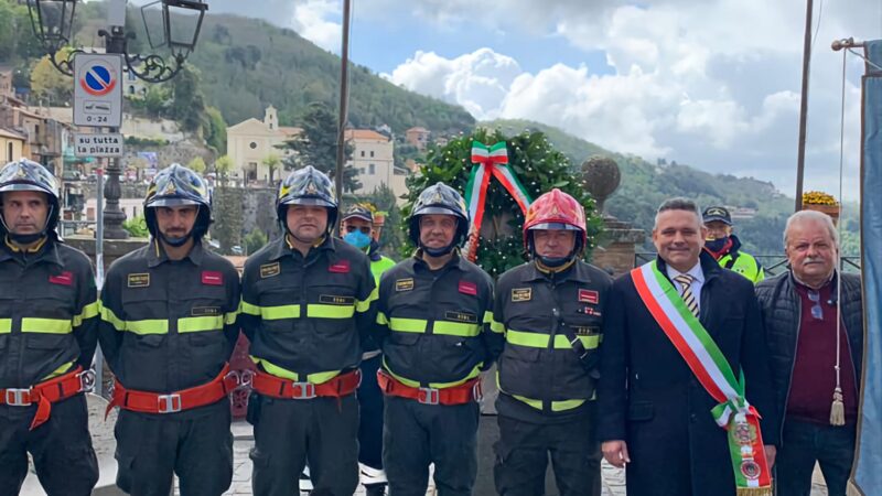 Nemi, amministrazione comunale Vigili del Fuoco e forze dell’ordine commemorano il 25 aprile in Piazza Roma