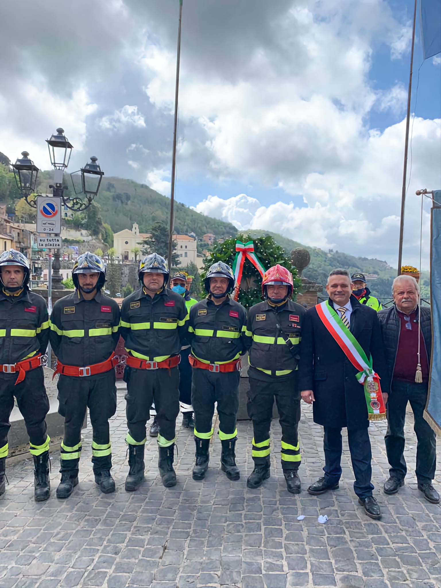 Nemi, amministrazione comunale Vigili del Fuoco e forze dell’ordine commemorano il 25 aprile in Piazza Roma