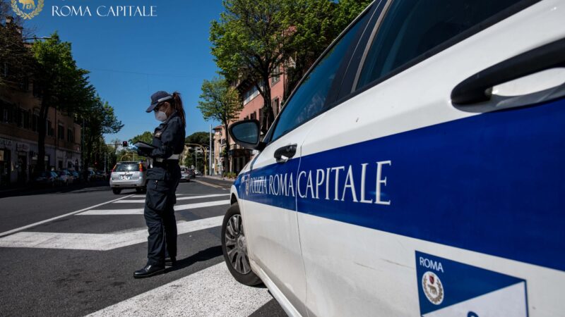 Roma, Polizia Locale interviene per una lite tra un NCC e alcuni clienti, il conducente tenta la fuga e urta l’auto degli agenti. Fermato, il 67enne è risultato positivo all’alcol test: denunciato. ￼