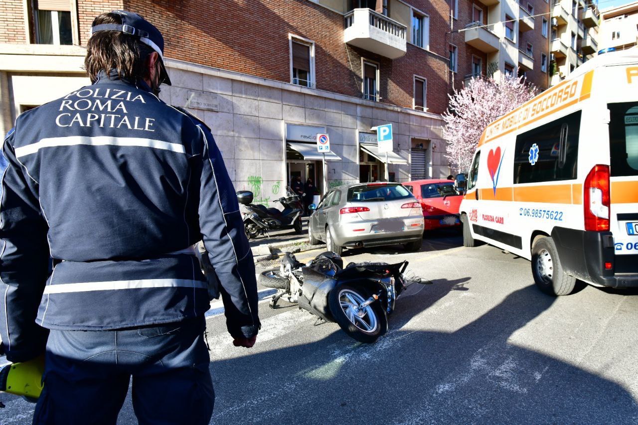 Roma, provocano incidente e fuggono, Polizia Locale rintraccia i due responsabili