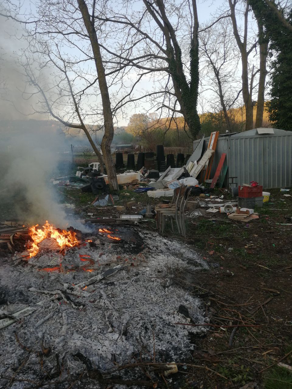 Parco dei Castelli Romani, una discarica a cielo aperto. Rifiuti scaricati e bruciati