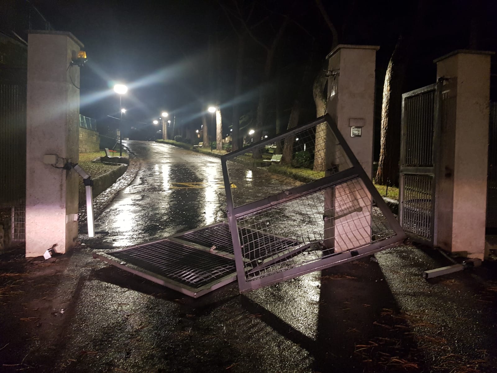 Genzano, follia all’ospedale Fatebenefratelli. Uomo sfonda i cancelli dell’ospedale con la sua auto per vedere il figlio ricoverato