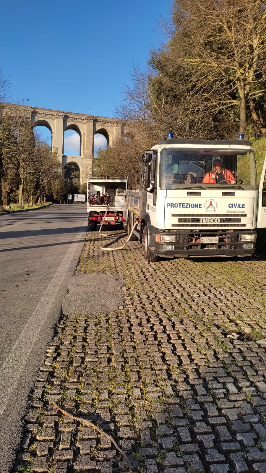 Ariccia, grande incendio divampato nella zona di Vallericcia. Oltre due ore di lavoro per domarlo. Nessun ferito