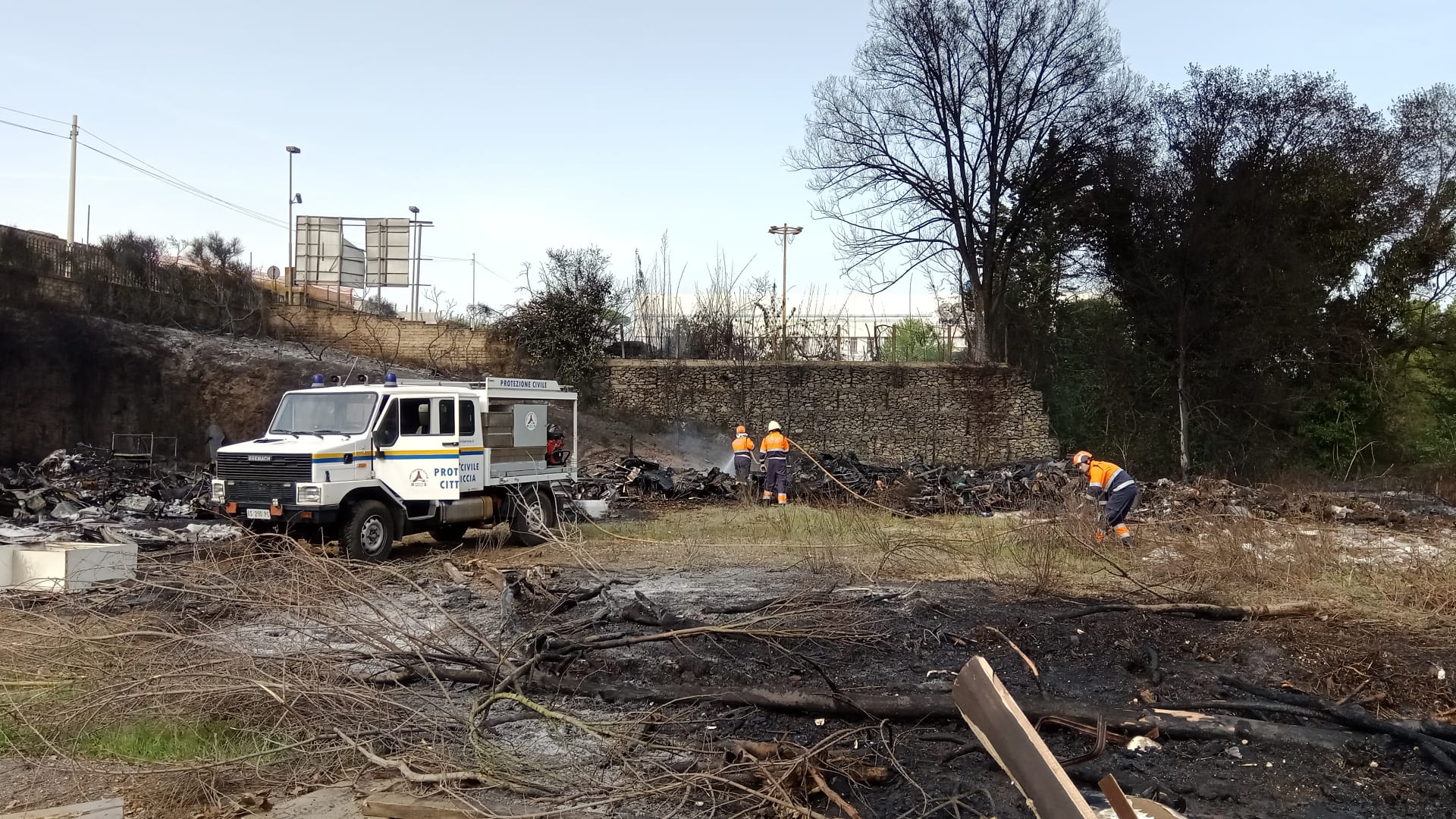 Ariccia, continuano le operazioni di bonifica dell’incendio in Via Colli San Paolo