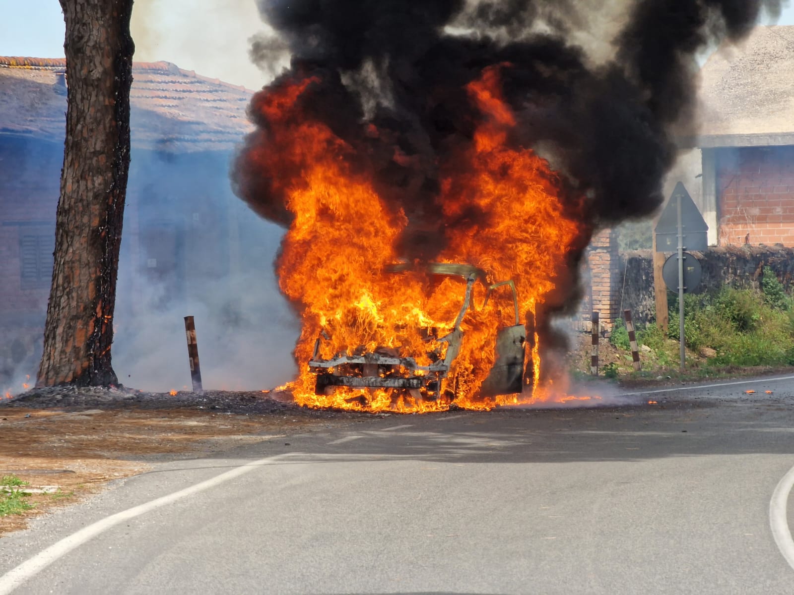 Albano, auto in fiamme sulla Nettunense. Coppia di coniugi in salvo. Strada chiusa per due ore