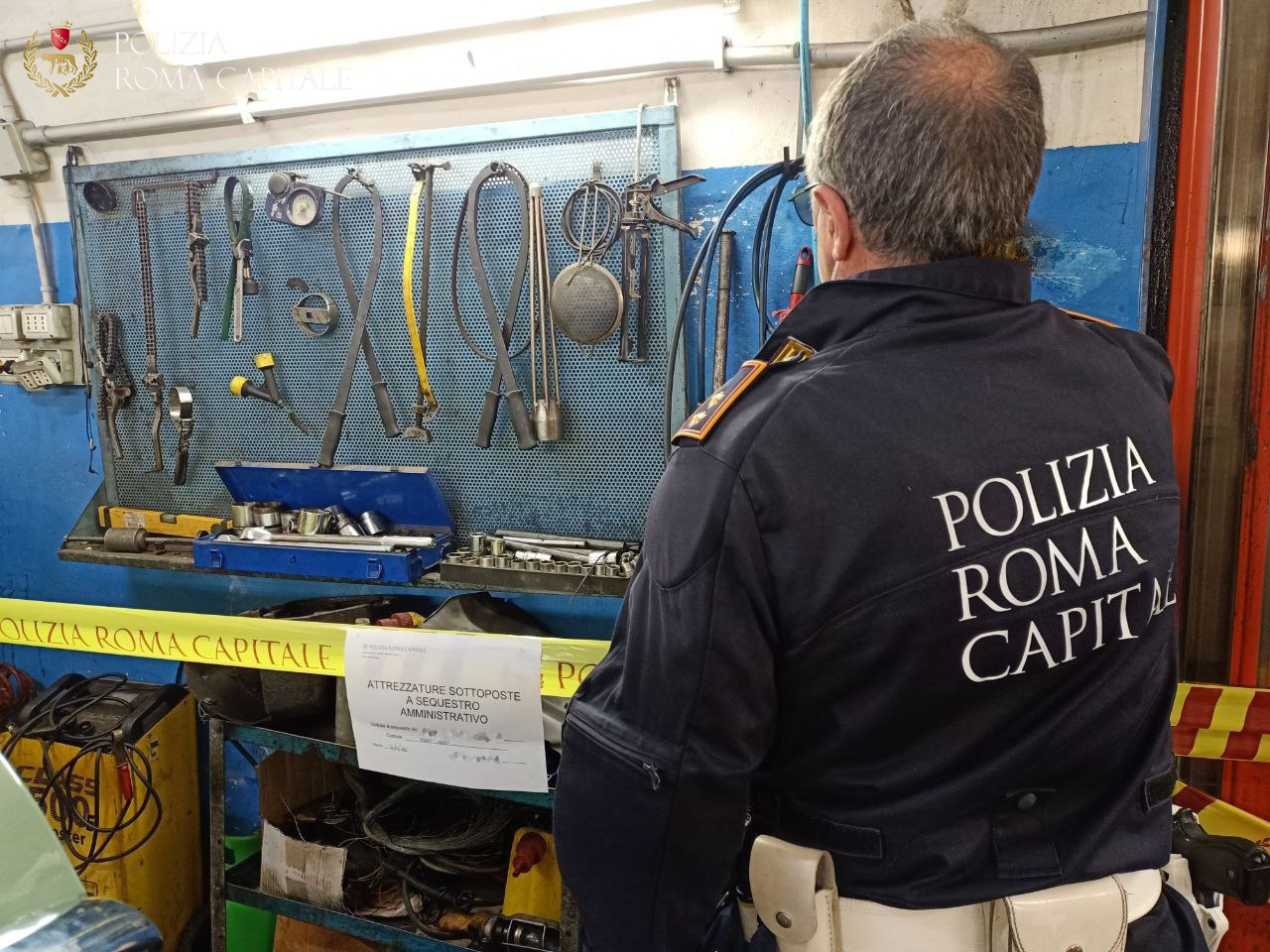 Roma, lotta al traffico di rifiuti da parte della Polizia Locale: 19 persone denunciate. Tra queste il gestore di un’officina abusiva che produceva e smaltiva illegalmente rifiuti pericolosi