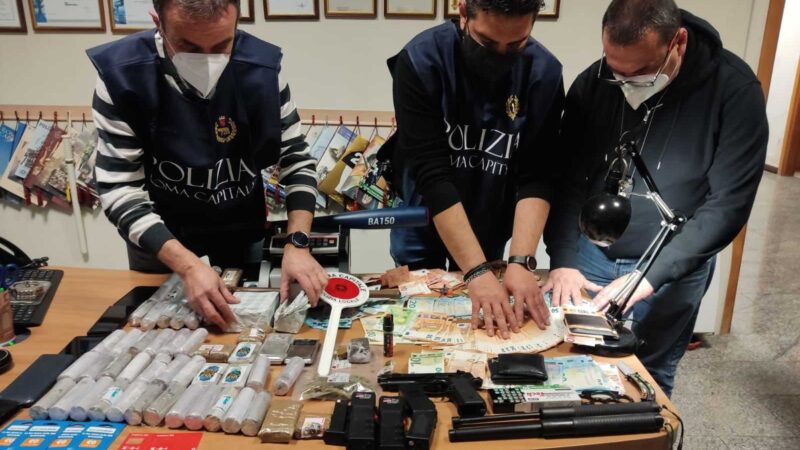 Roma, spaccio di sostanze stupefacenti, operazione della Polizia Locale nel quadrante nord della Capitale: 3 arresti. Sequestrati più di 6 chili di hashish e denaro per oltre 10mila euro