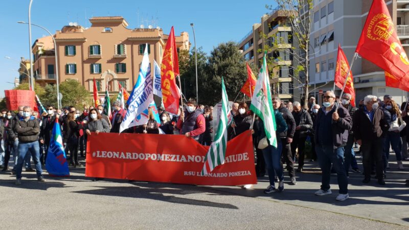 Pomezia, sit-in davanti alla sede della Regione Lazio dei lavoratori dell’azienda Leonardo