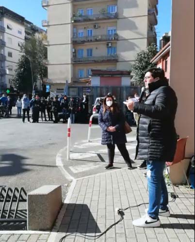 Ciampino, tante le mamme davanti al Comune per protestare contro il caro mensa, scuolabus e asili nido￼