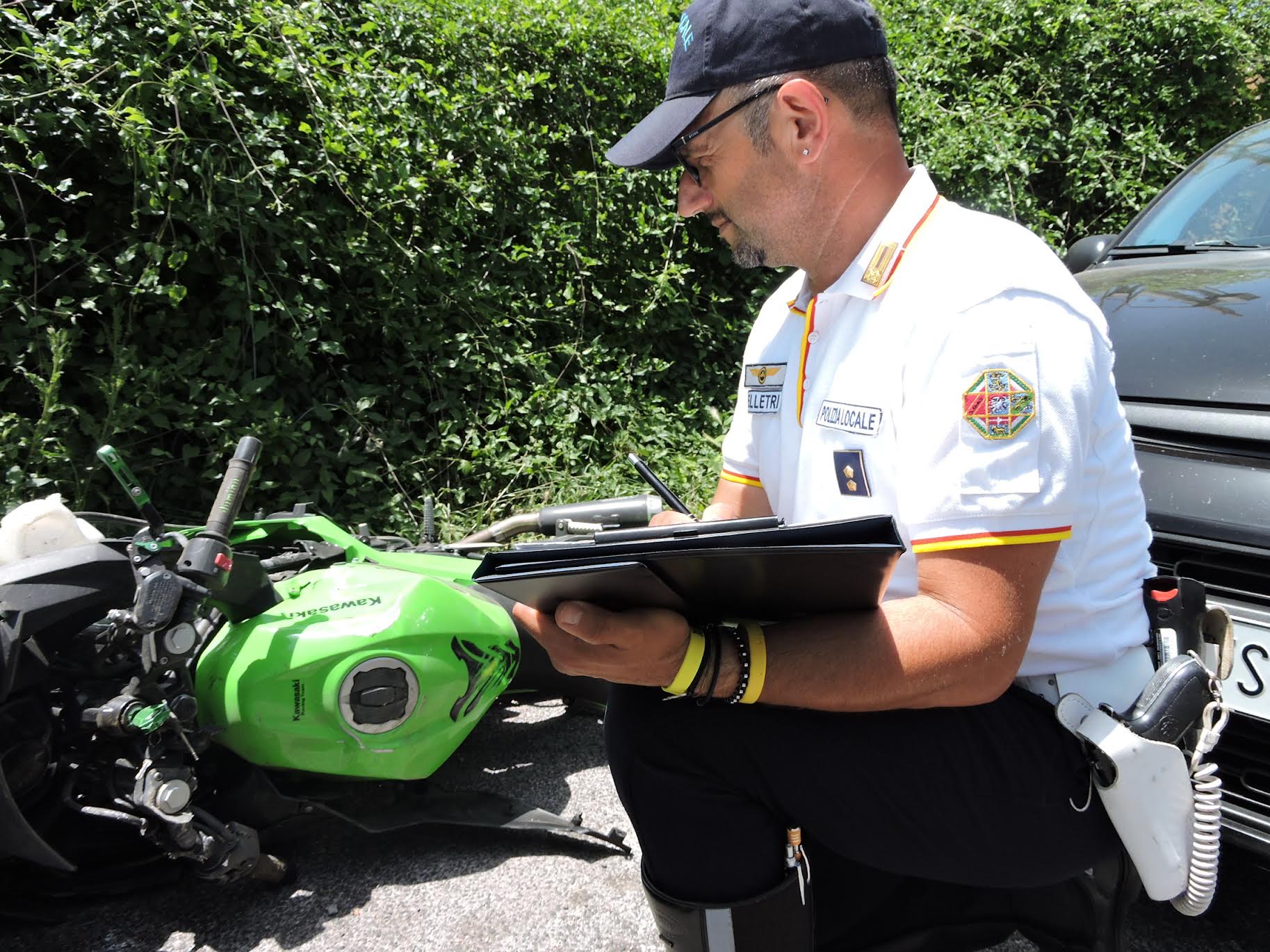 Via Appia nuova Velletri chilometro 35-500, grave incidente stradale: coinvolto un centauro e una Fiat Panda