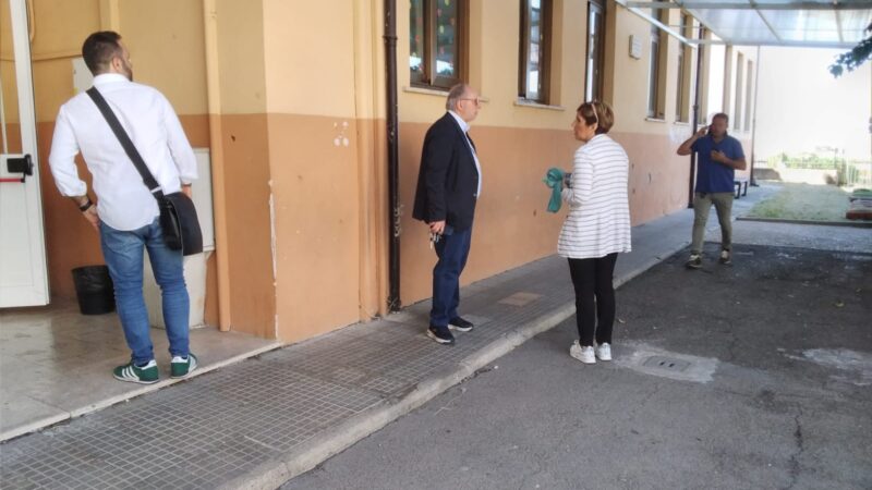 Cecchina, sopralluogo dei tecnici  comunali e assessore Sementilli  alla scuola di via della Stazione: non ci sarebbero problemi strutturali, si riapre