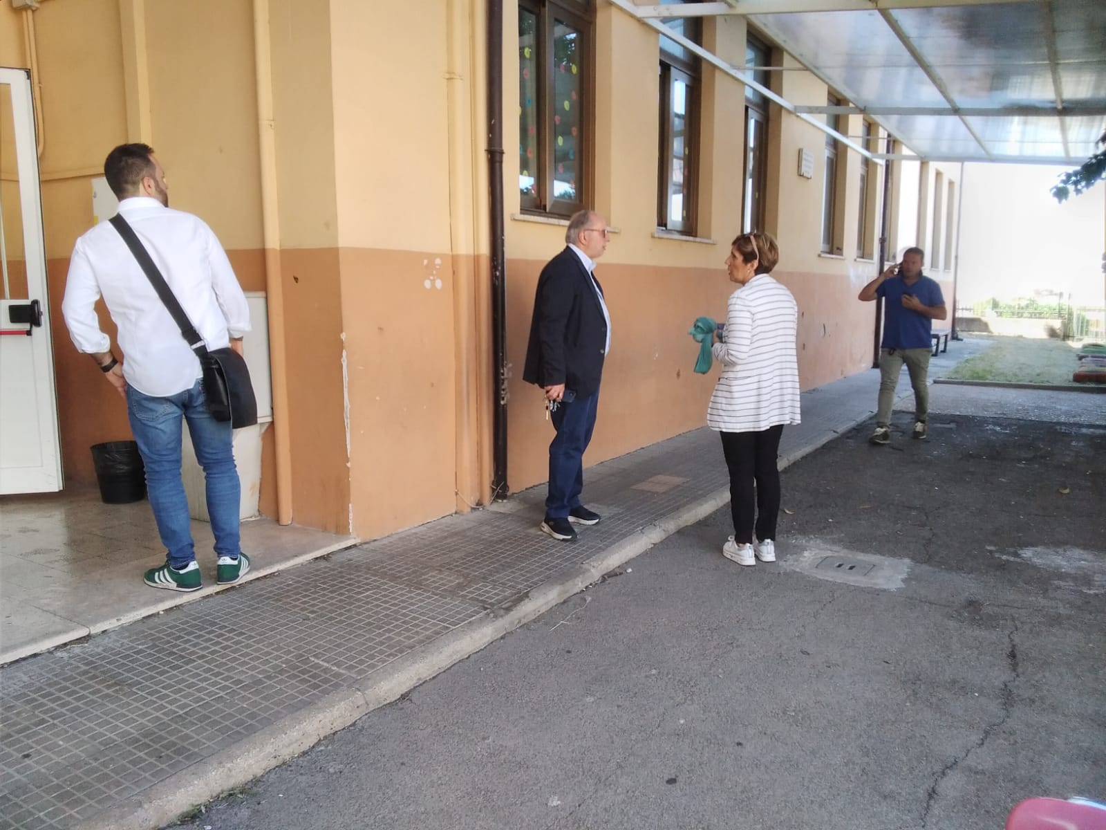 Cecchina, sopralluogo dei tecnici  comunali e assessore Sementilli  alla scuola di via della Stazione: non ci sarebbero problemi strutturali, si riapre