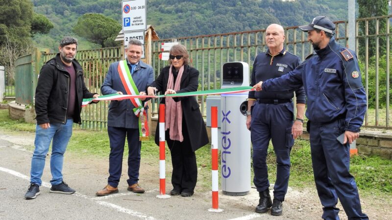 Nemi, inaugurata la quarta colonnina di ricarica per le auto elettriche davanti al Museo delle Navi