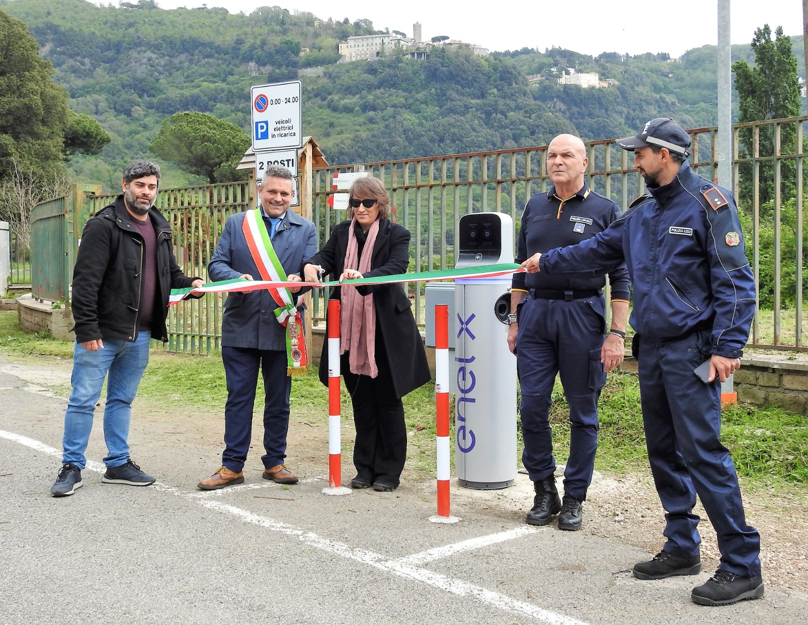 Nemi, inaugurata la quarta colonnina di ricarica per le auto elettriche davanti al Museo delle Navi