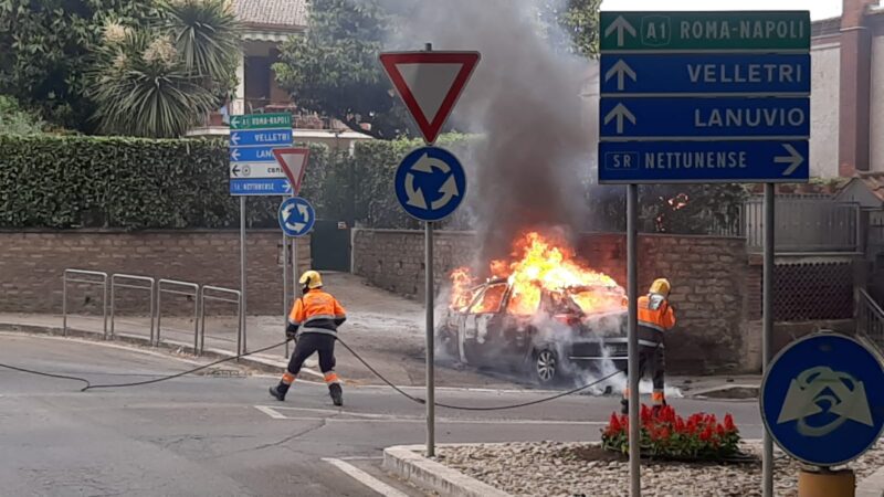 Genzano, auto in fiamme in via Generale Lordi