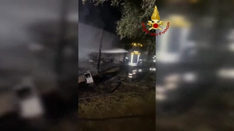 Cisterna, a fuoco un capannone industriale nella notte. Al lavoro i vigili del fuoco di Aprilia