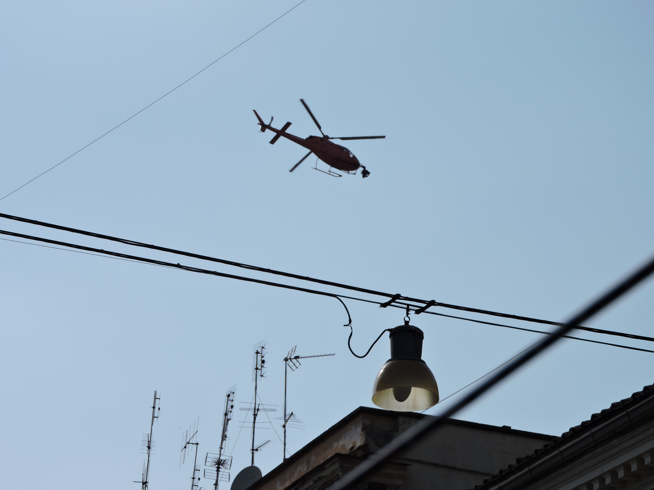 Genzano, riprese Fast & Furious: dopo la bomba rotante arriva un elicottero a sorvolare via Livia