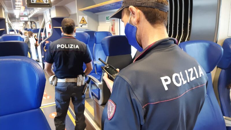 Roma, Termini, Attimi di paura alla stazione l’altra sera: uomo intimorisce i viaggiatori con una bottiglia di vetro rotta