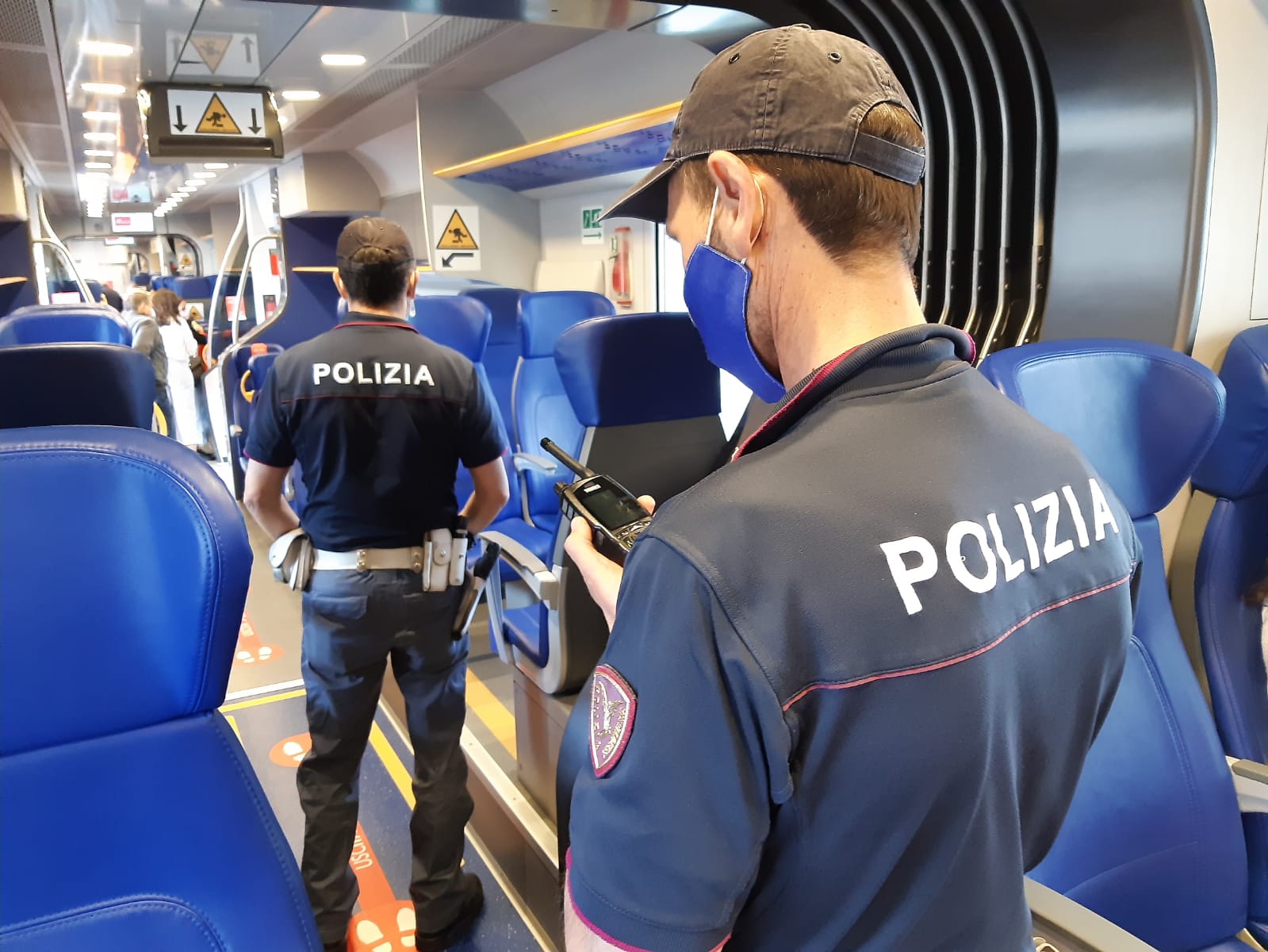 Roma, Termini, Attimi di paura alla stazione l’altra sera: uomo intimorisce i viaggiatori con una bottiglia di vetro rotta