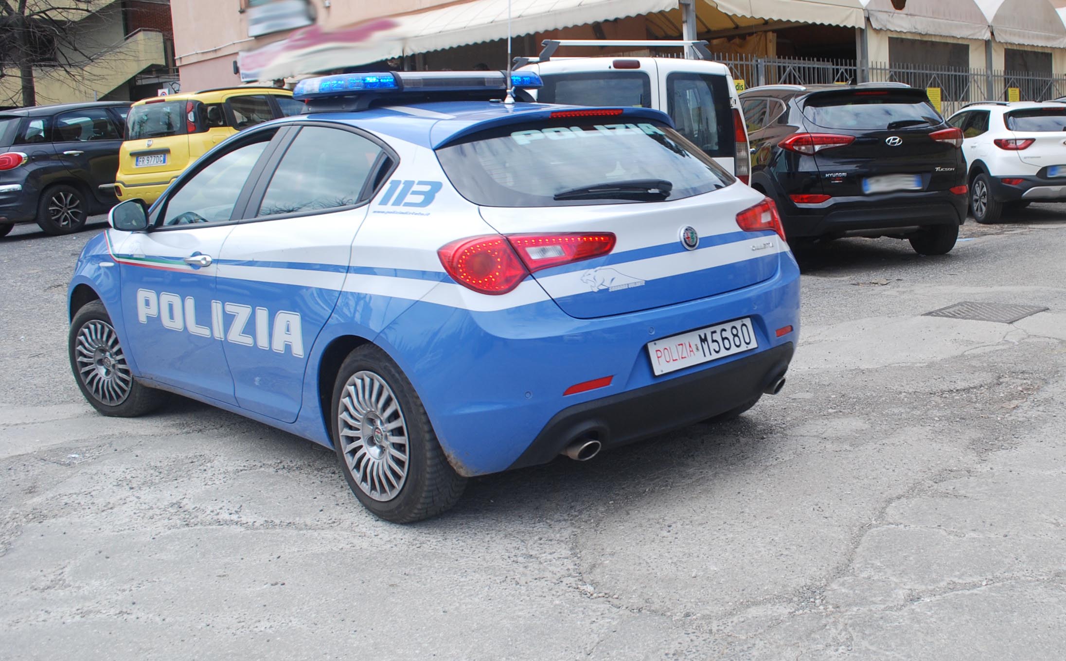 Roma, a bordo di un’autovettura rubata, fugge all’alt della Polizia di Stato e sperona la volante. Arrestato cittadino cileno di 36 anni