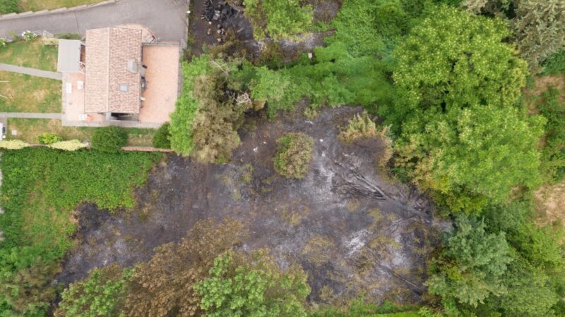 Rocca di Papa, incendio doloso in seguito ad uno scoppio sentito dai residenti di via Frascati. La sindaca ringrazia i soccorritori