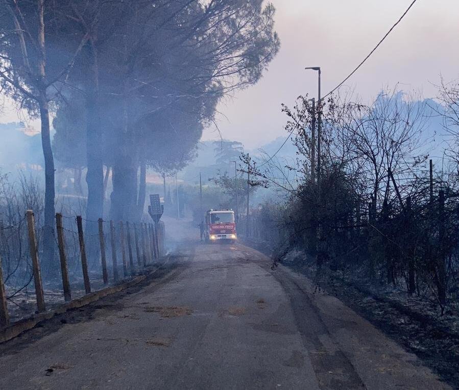 Monte Compatri, guasti a corrente e telefonia dopo l’incendio in via Colonna