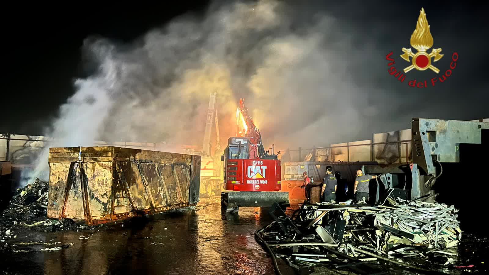 Ardea, da ieri pomeriggio diversi Vigili del Fuoco stanno spegnendo l’incendio che ha colpito un’attività industriale