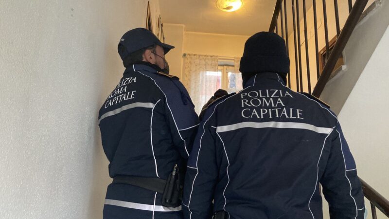 Roma, approfitta del ricovero in ospedale dell’assegnatario di un immobile Ater per sottrargli l’arredamento e affittare illegalmente l’appartamento. Scoperto e denunciato dalla Polizia Locale