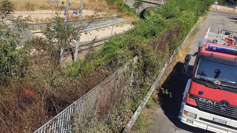 Lanuvio, spento incendio a ridosso della stazione. Intervento dei vigili del fuoco e protezione civile.