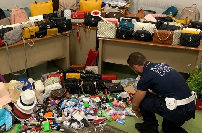 Roma, Castel S. Angelo, controlli anti-abusivismo: sequestrati centinaia di articoli