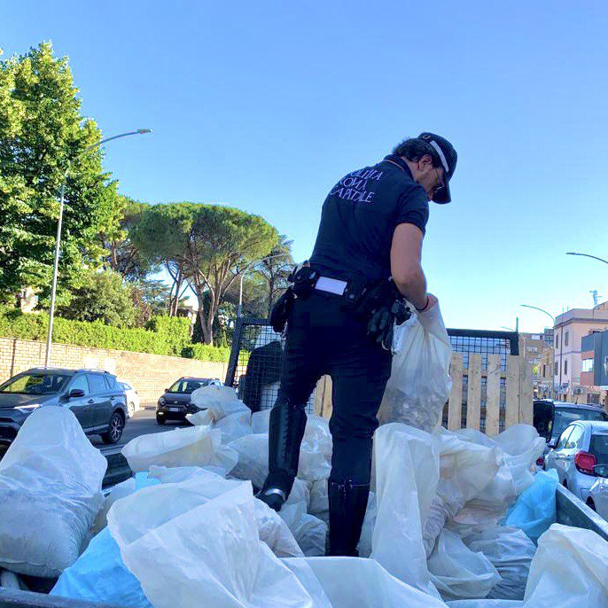 Roma, su via Aurelia trasportano rifiuti illegalmente e senza patente: due persone denunciate alla polizia locale