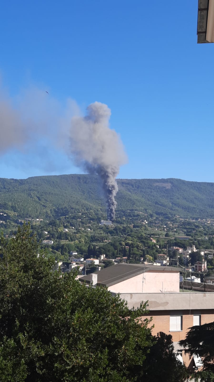 Velletri, nube di fumo nella zona alta, a fuoco un capannone con mezzi agricoli