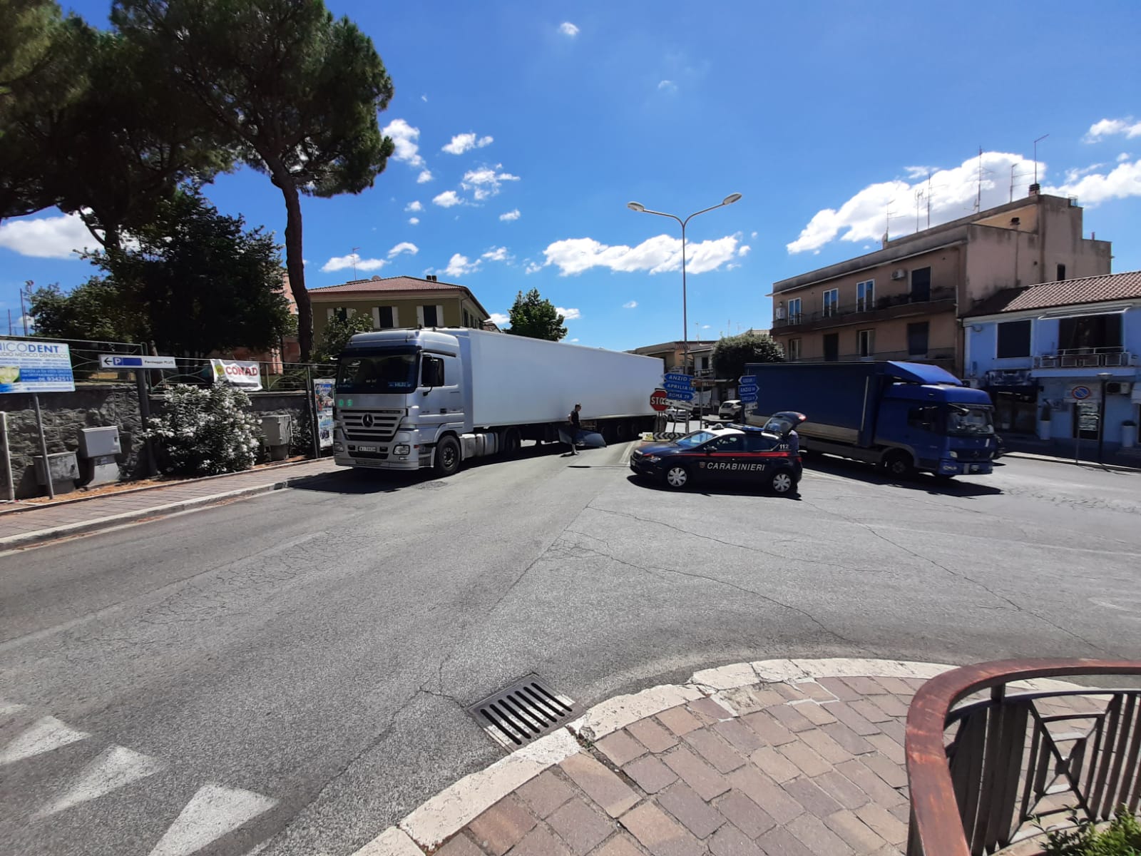 Cecchina (Albano Laziale), un tir sulla Nettunense danneggia lapide storica, il camionista era alla guida in stato di ebrezza.